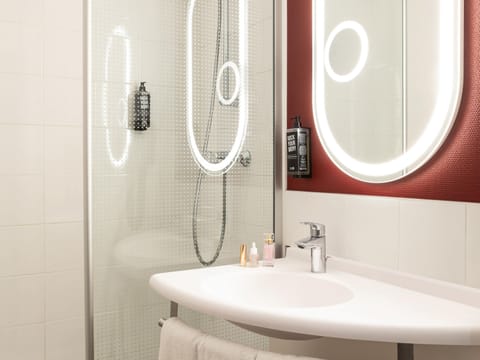 Standard Room, 2 Twin Beds | Desk, soundproofing, free WiFi, bed sheets