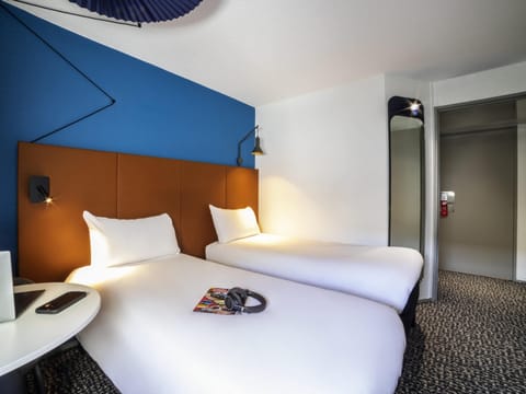 Standard Room, 2 Twin Beds | Desk, soundproofing, free WiFi, bed sheets