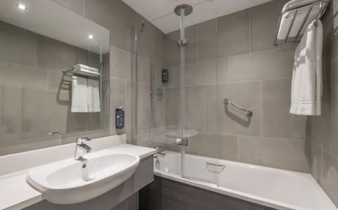 Combined shower/tub, free toiletries, hair dryer, towels