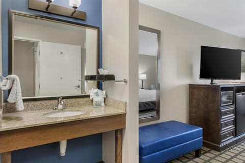 Standard Room, 1 King Bed, Accessible, Refrigerator & Microwave | Bathroom | Combined shower/tub, towels