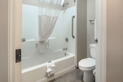 Combined shower/tub, towels