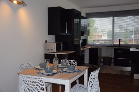 Apartment | Living room | 50-cm flat-screen TV with satellite channels, TV