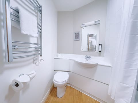 Cosy Double Room | Bathroom | Hair dryer, towels, soap, shampoo