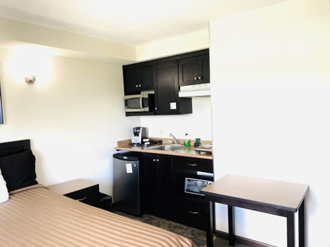 Deluxe Room, 1 Queen Bed | Memory foam beds, desk, blackout drapes, iron/ironing board