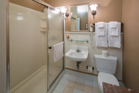 Deluxe Room, 2 Twin Beds | Bathroom | Free toiletries, towels
