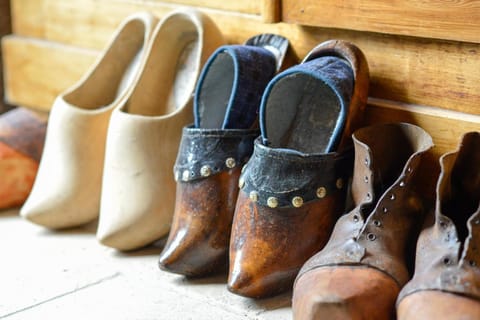 Breakfast, lunch, dinner served; Regional cuisine