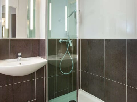 Standard Room, 1 Double Bed | Bathroom | Shower, rainfall showerhead, eco-friendly toiletries, hair dryer