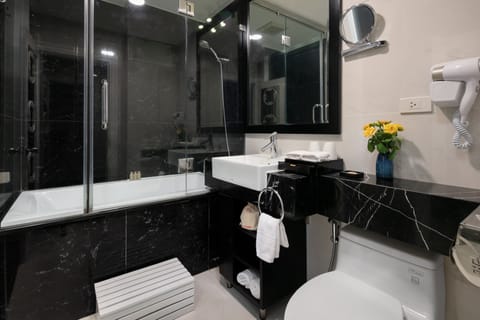 St. Joseph, City View  | Bathroom | Combined shower/tub, deep soaking tub, free toiletries, hair dryer