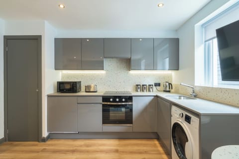 Studio, 1 Double Bed | Private kitchen | Fridge, microwave, oven, stovetop