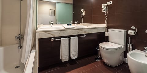 Quarto Individual (Sanctuary View) | Bathroom | Free toiletries, hair dryer, bidet, towels