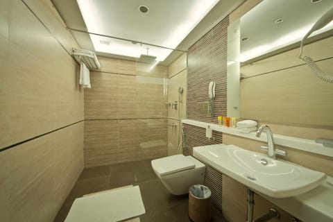 Combined shower/tub, rainfall showerhead, eco-friendly toiletries