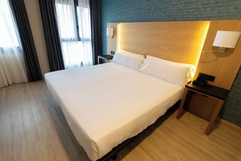 Superior Double Room | Minibar, in-room safe, desk, rollaway beds