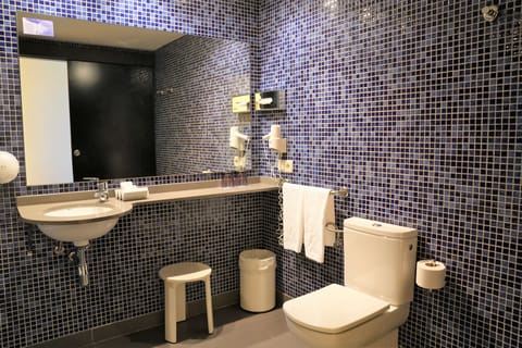 Deep soaking tub, free toiletries, hair dryer, towels