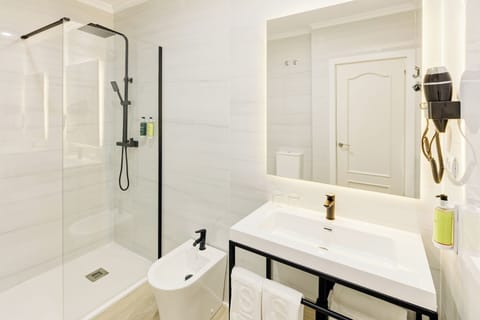 Twin Room | Bathroom | Shower, free toiletries, hair dryer, bidet