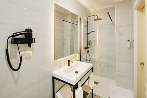 Superior Double Room | Bathroom | Shower, free toiletries, hair dryer, bidet