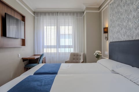 Comfort Double Room | Minibar, in-room safe, individually decorated, individually furnished