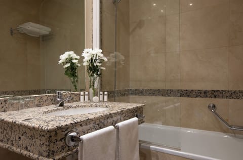 Combined shower/tub, hair dryer, bidet, towels