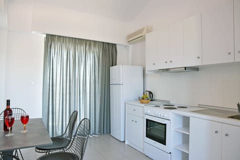 Suite, 2 Bedrooms, Sea View | Private kitchen | Fridge