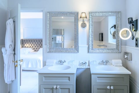 Or des Sauges Terrace | Bathroom | Combined shower/tub, free toiletries, hair dryer, towels