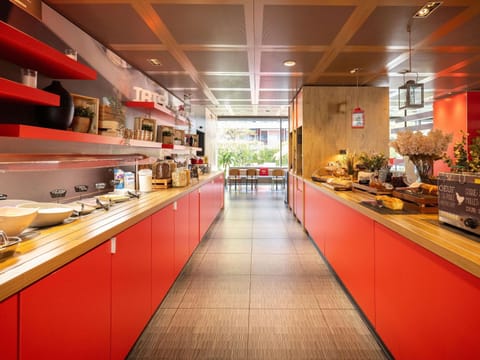 Daily buffet breakfast (CHF 19 per person)