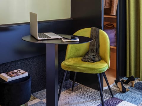 Desk, soundproofing, free WiFi