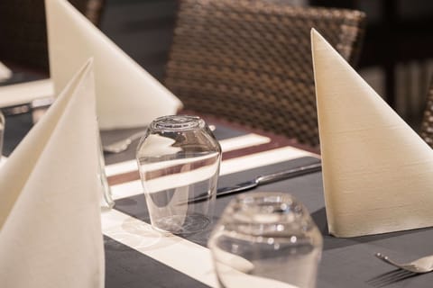 Daily buffet breakfast (EUR 11.8 per person)