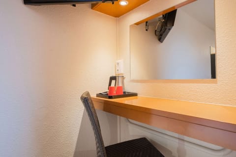 Premium bedding, desk, soundproofing, free cribs/infant beds