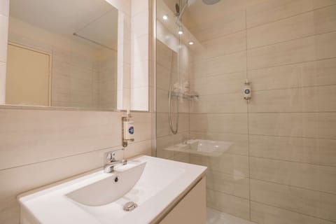 Premium bedding, desk, soundproofing, free cribs/infant beds