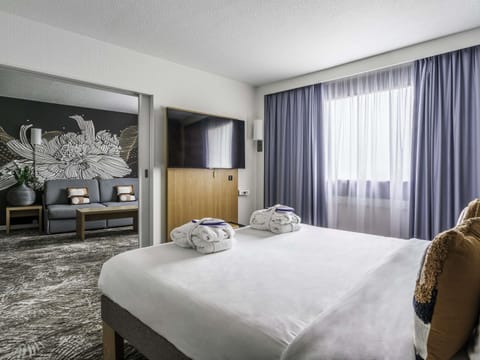 Suite, 1 King Bed with Sofa bed | Premium bedding, minibar, in-room safe, blackout drapes