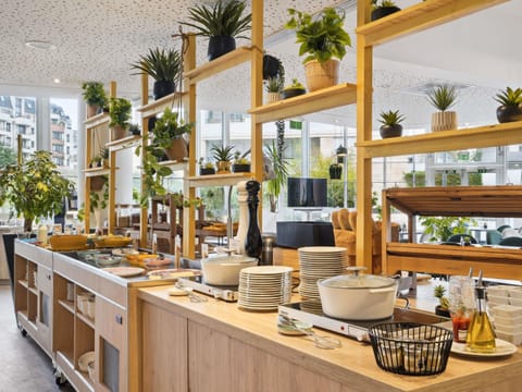 Lunch and dinner served, French cuisine