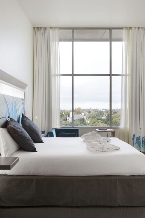 Suite, 1 King Bed | In-room safe, desk, laptop workspace, blackout drapes