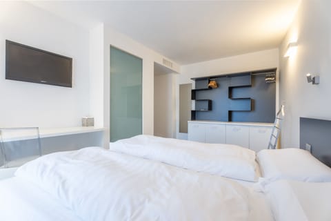 Suite | Minibar, in-room safe, cribs/infant beds, free WiFi