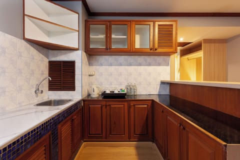 Deluxe Triple Room | Private kitchen | Fridge, paper towels