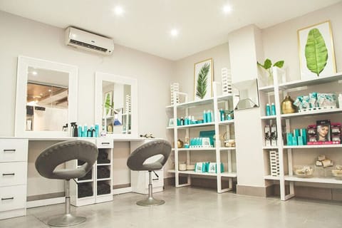 Couples treatment rooms, hot tub, body treatments, mud baths, body wraps