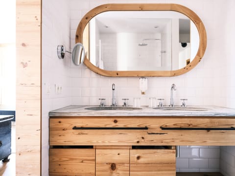 Junior Suite, Balcony, Mountain View | Bathroom | Free toiletries, hair dryer, bathrobes, slippers