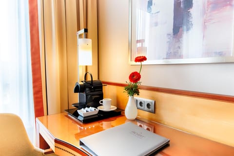 Premium bedding, in-room safe, desk, blackout drapes