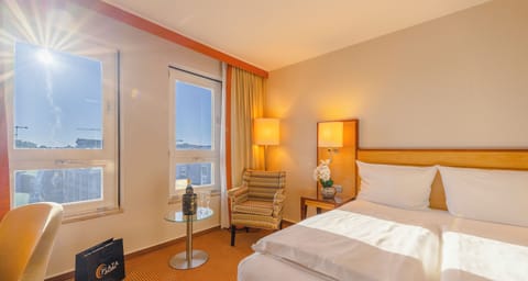 Premium bedding, in-room safe, desk, blackout drapes