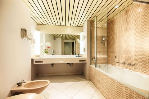 Superior Twin Room | Bathroom | Combined shower/tub, eco-friendly toiletries, hair dryer, towels