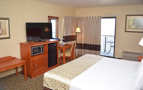 King Bed Lakefront Balcony | In-room safe, desk, iron/ironing board, free WiFi