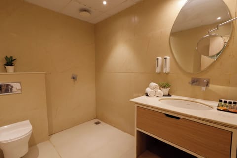 Premier Room, 1 King Bed | Bathroom | Shower, towels