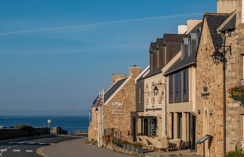 Suite, 1 Queen Bed | Minibar, in-room safe, individually decorated, individually furnished