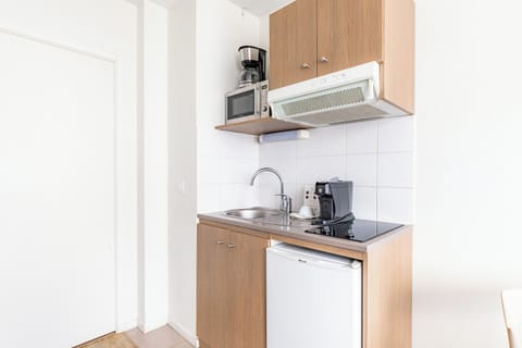 Studio Twin | Private kitchenette | Fridge, microwave, stovetop, dishwasher