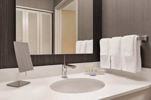 Combined shower/tub, hair dryer, towels