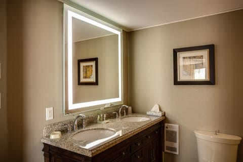 Suite, 1 King Bed, Jetted Tub | Bathroom | Shower, hair dryer, towels