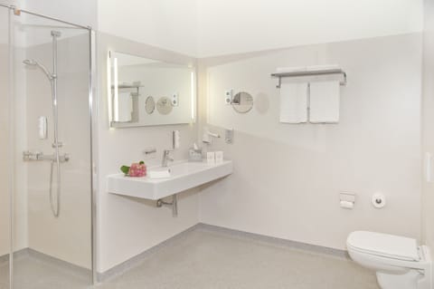 Junior Studio Suite (incl.3.50€ Energy Fee p.pers./p.night) | Bathroom | Shower, free toiletries, hair dryer, towels