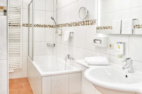 Standard Double Room (incl.3.50€ Energy Fee p.pers./p.night) | Bathroom | Shower, free toiletries, hair dryer, towels