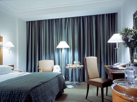 Room, 1 King Bed | Premium bedding, minibar, in-room safe, desk