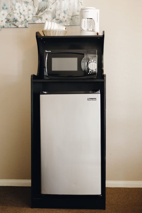 Deluxe Room, 2 Queen Beds | Mini-refrigerator