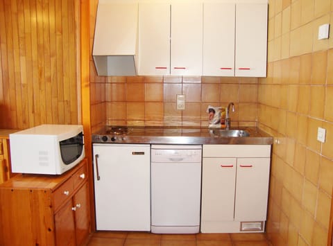 Full-size fridge, microwave, coffee/tea maker, electric kettle