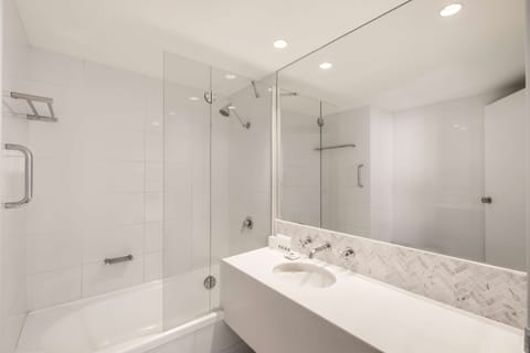 Junior Suite | Bathroom | Combined shower/tub, free toiletries, hair dryer, towels